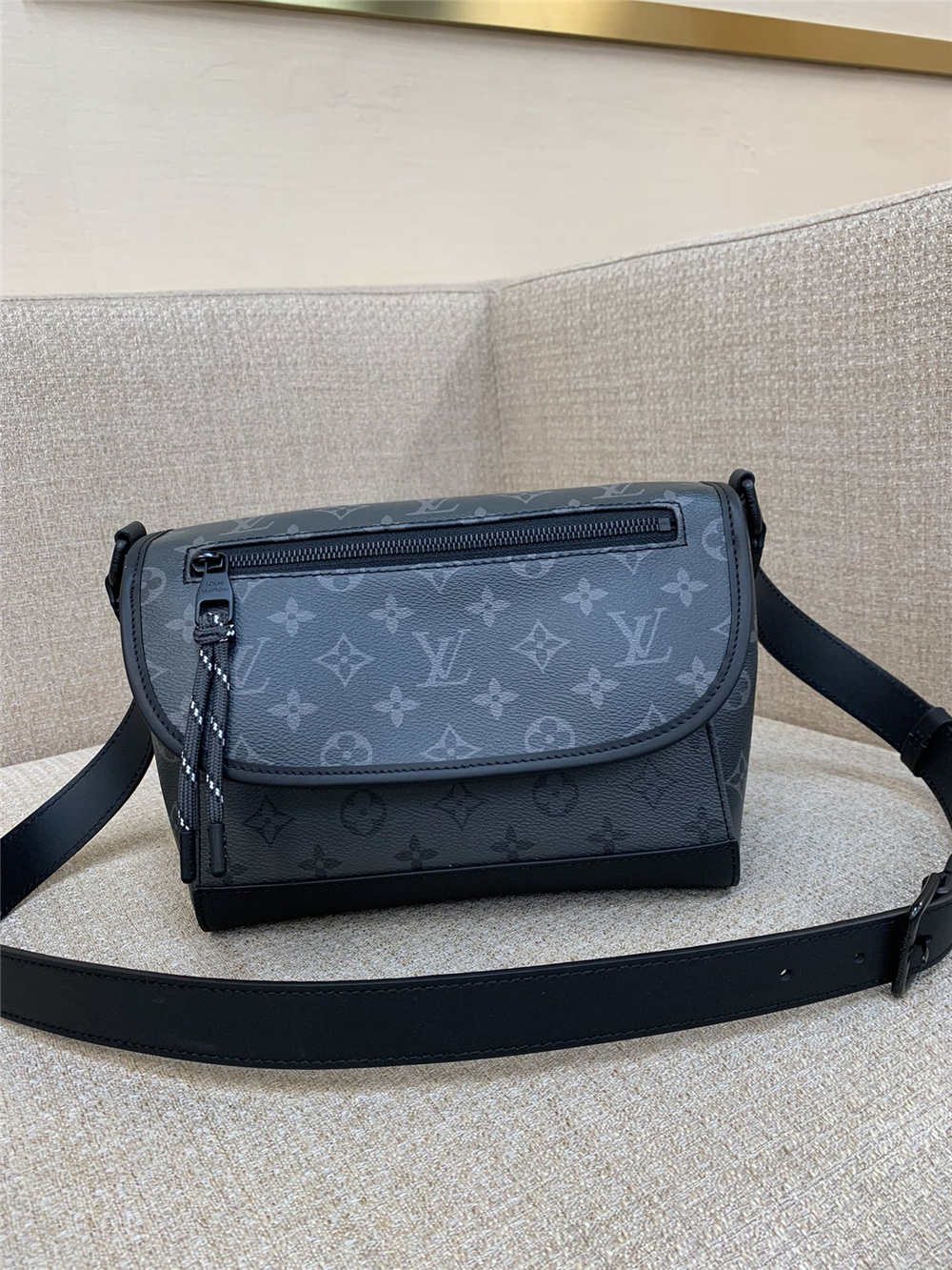 Louis Vuitton PULSE M12681  size：26.6x17x11cm 2025 new 